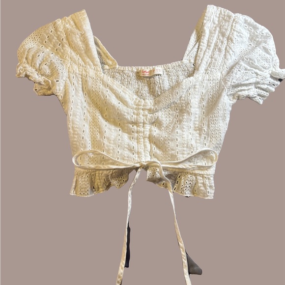 ROMWE Tops - 🔮 3/$15 Cropped Eyelet Shirt